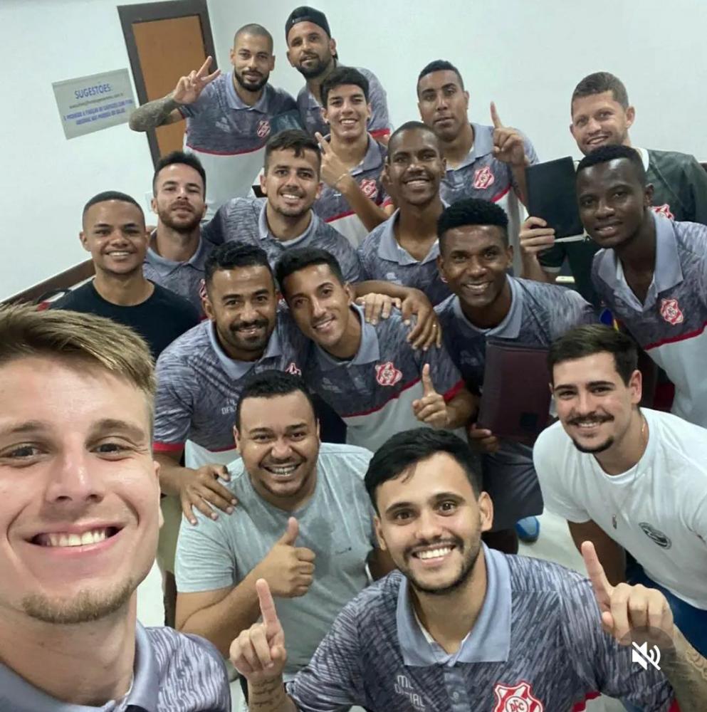 Selfie dos jogadores democratenses pós vitória de 2 a 0 diante do Betim