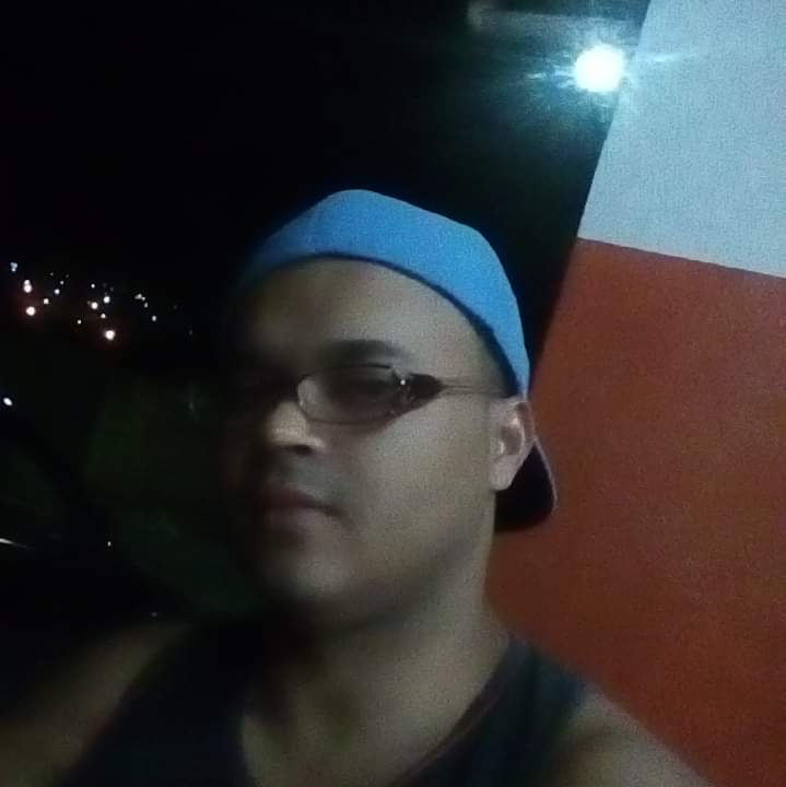 Webert foi surpreendido na porta de sua casa.