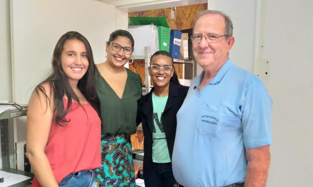 Secretária Luciene Chaves com parte da equipe da Atenção Primária responsável pelo Cadastro Único