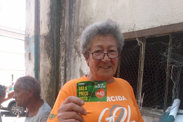 Lindaura Alves Pacheco , de 75 anos, já faz planos com o dinheiro que vai sobrar no mês.