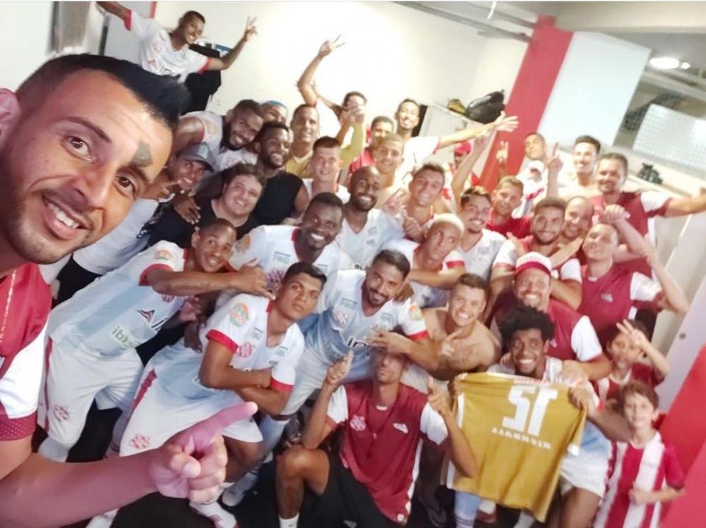 Depois do jogo, jogadores posaram para uma selfie.