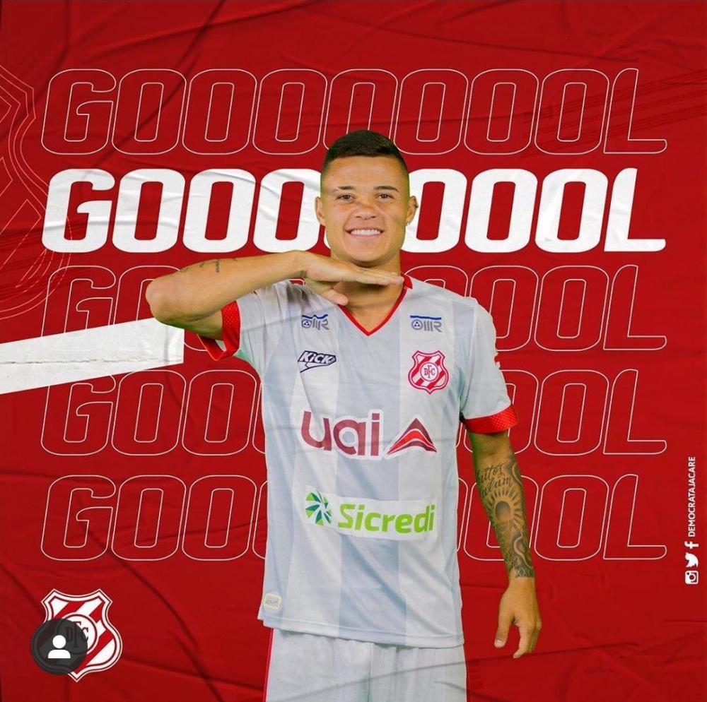 Imagem do Instagram do Democrata. Guilherminho fez gol aproveitando rebatida do goleiro.