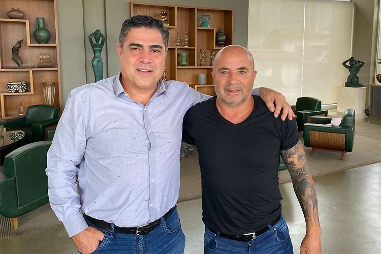 Novo treinador do Galo ao lado do presidente do clube.