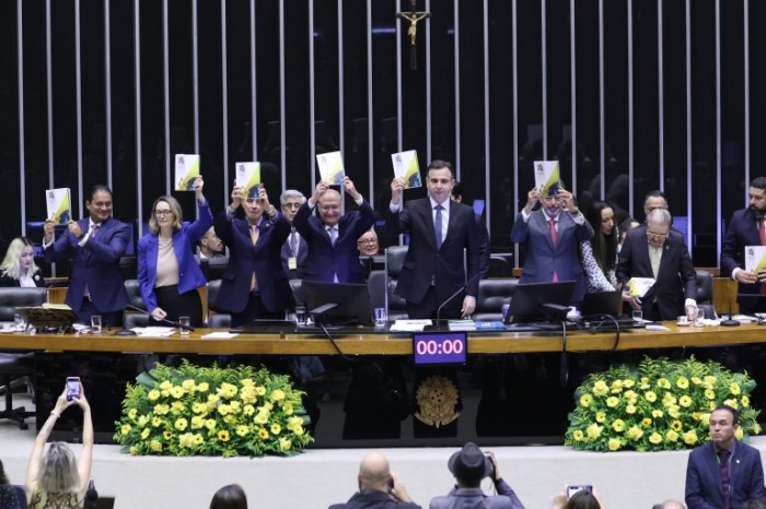 Participantes da sessão solene repetem gesto de Ulysses Guimarães 35 anos depois - (Foto: Marina Ramos/Câmara dos Deputados)