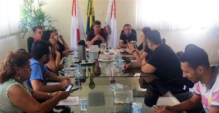 Reunião emergencial realizada na manhã deste domingo, 15, no gabinete do prefeito Duílio de Castro.