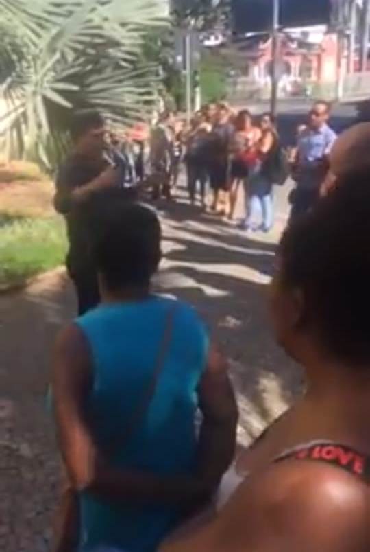 Prefeito Duílio de Castro conversando com as pessoas na porta da prefeitura.