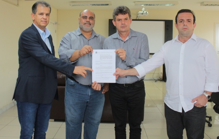 José Roberto Silva, presidente da ACI, Geraldir Alves, presidente da CDL, prefeito Duílio de Castro e o secretário de Saúde, Flávio Pimenta, durante assinatura do decreto