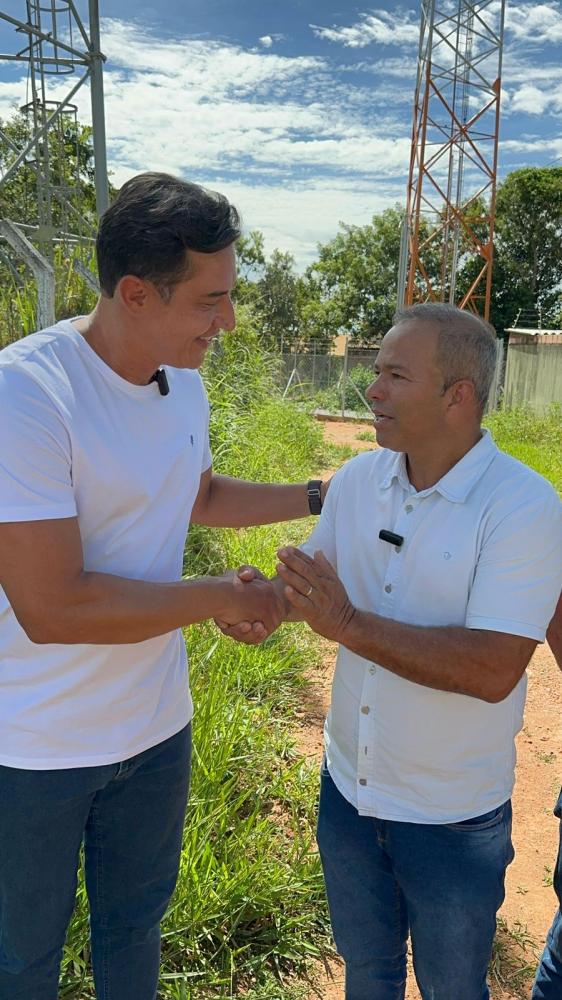 Deputado Douglas Melo e Prefeito Édison Vargas em inauguração da antena no distrito Núcleo João Pinheiro em Funilândia