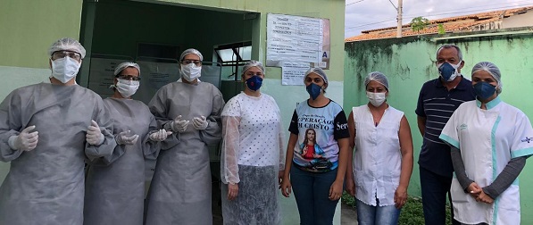 Equipe médica, voluntárias e o secretário de Saúde de Jequitibá Múcio Eduardo da Silva (segundo da dir. p/ a esq)