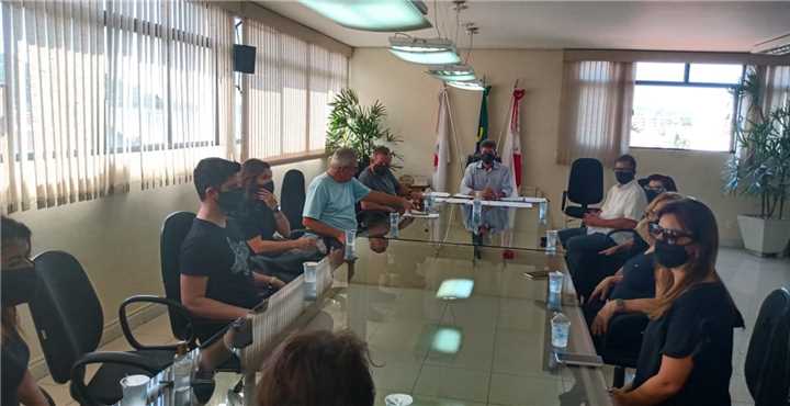 Prefeito recebeu representantes da manifestação em seu gabinete