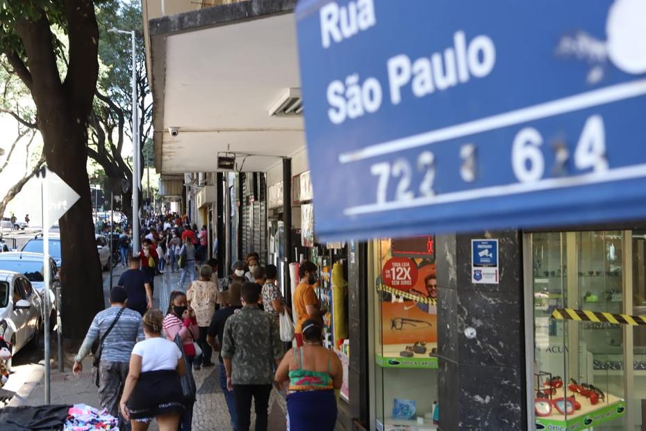 Segundo dados da prefeitura, cerca de 91,9% do comércio estará na ativa; dos 825 mil trabalhadores desse setor na cidade, aproximadamente 72 mil continuam impedidos de trabalhar.